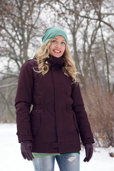 Mujer vestida con ropa de invierno —  Fotos de Stock