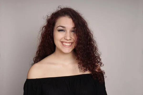 Uśmiechający się nastolatka z kręconymi włosami — Zdjęcie stockowe