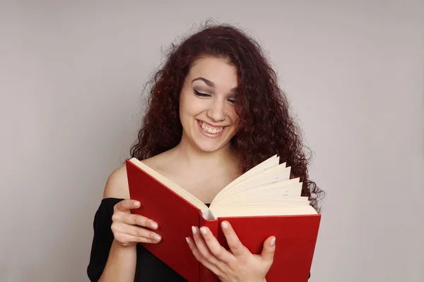 Mädchen liest ein lustiges Buch — Stockfoto