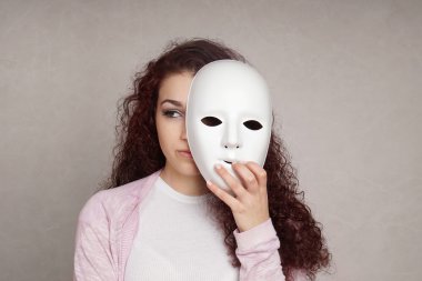 Maskenin ardına saklanarak üzgün kız