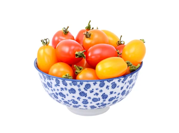 Tomates rojos y amarillos de ciruela en un tazón de porcelana azul y blanco — Foto de Stock