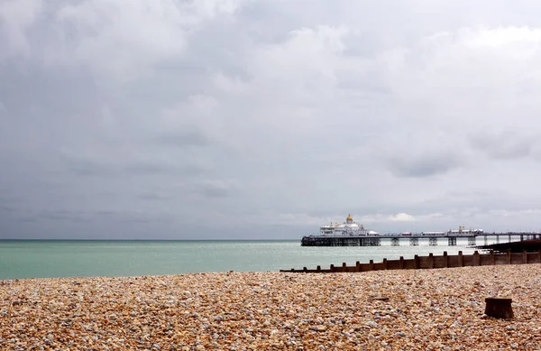 Widok Żwirkową Plażę Molo Eastbourne Angielskim Wybrzeżu Burzliwym Letnim Niebem — Zdjęcie stockowe