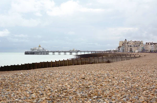 Eastbourne Żwirowa Plaża East Sussex Słynnym Eastbourne Przyjemności Molo Nad — Zdjęcie stockowe