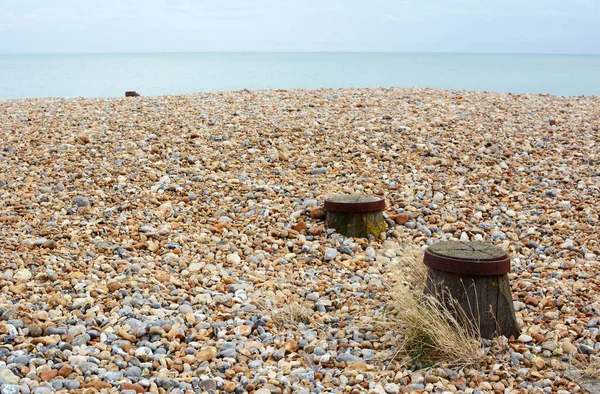 Oblázková Pláž Anglickém Pobřeží Dřevěnými Groyne Vrcholy Vynořující Šedých Hnědých — Stock fotografie