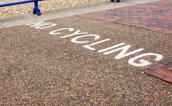 Hay Instrucción Ciclismo Pintado Través Pavimento Peatonal Ciudad Costera Eastbourne — Foto de Stock