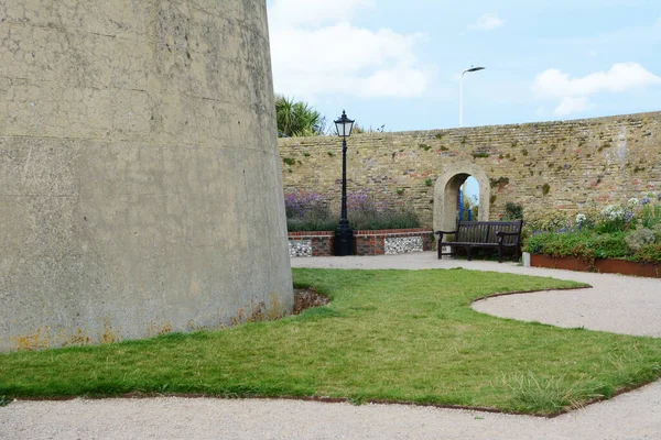 Stenen Boog Tuinmuur Rond Historische Wenstoren Eastbourne Zittende Groene Bloemperken Rechtenvrije Stockafbeeldingen