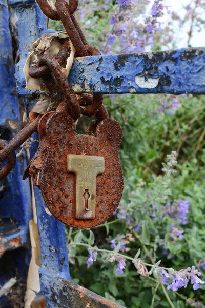 Eastbourne 2019年8月28日 8月28日にイーストボーン イーストサセックスでブルーペイントを剥離してゲート上の金属チェーンに固定された錆びた壊れた南京錠 — ストック写真