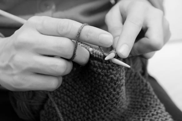 Closeup of woman knitting with wool — Stock Photo, Image