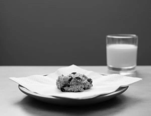 Oatmeal raisin cookie with a glass of milk — Stock Photo, Image