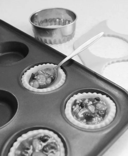 Utilizzando cucchiaino da tè per riempire le custodie di pasticceria con carne macinata — Foto Stock