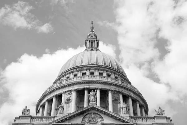 Closeup of the dome of St. Paul's Cathedral — Stock Photo, Image