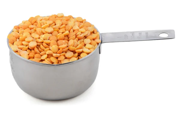 Yellow split peas in a cup measure — Stock Photo, Image