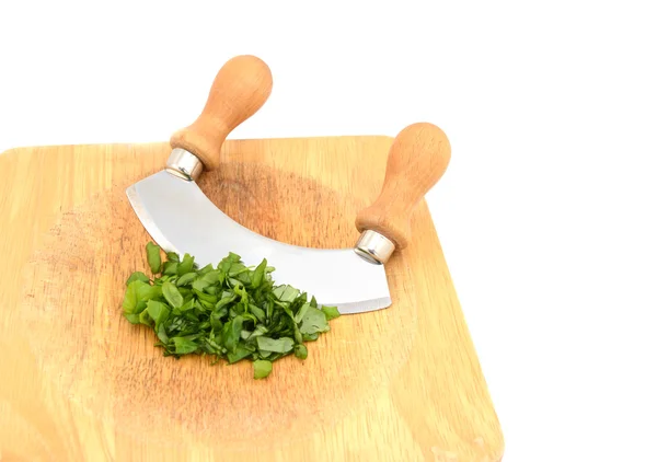 Hojas de albahaca fresca picada con un cuchillo mecedora —  Fotos de Stock