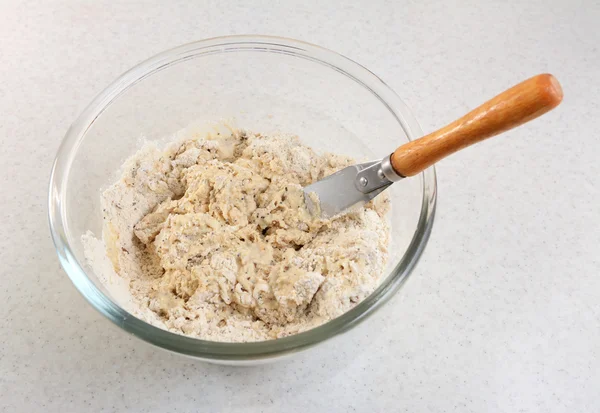 Mezcla de mezcla de pan malteado con un cuchillo de paleta — Foto de Stock