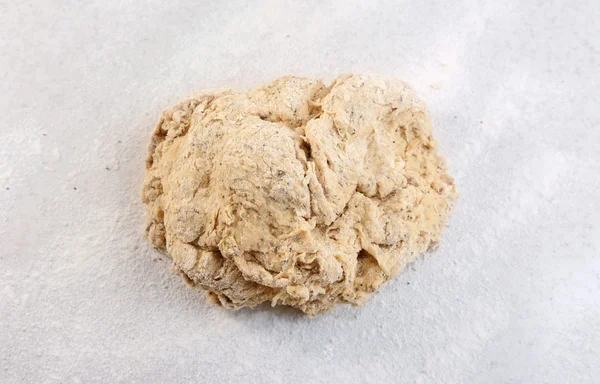 Szorstki kulkę ciasta Chleb na posypanej mąką blat — Zdjęcie stockowe