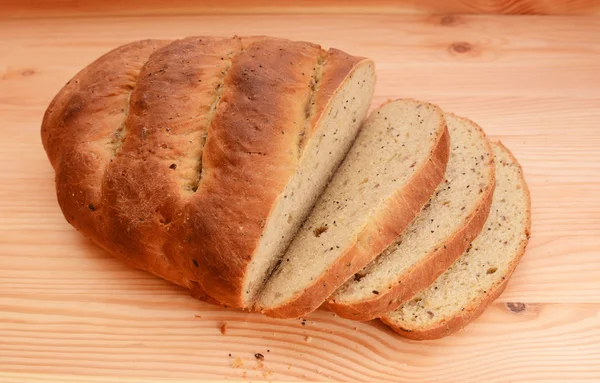 Taze somun ekmek dilimleri kesmek — Stok fotoğraf