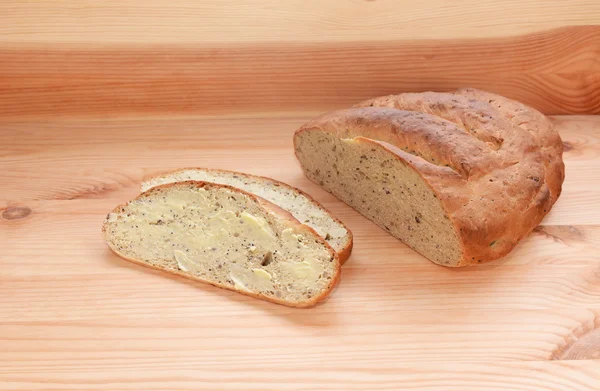 Beboterde sneetje brood met de resterende brood — Stockfoto