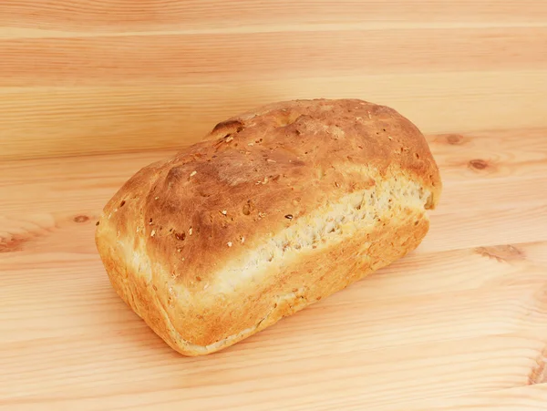 Pane appena sfornato di pane di avena e semi di lino — Foto Stock