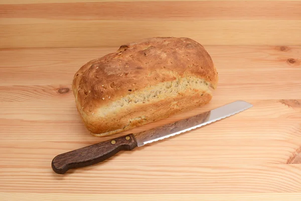 新鲜面包的燕麦和亚麻籽面包用面包刀 — 图库照片