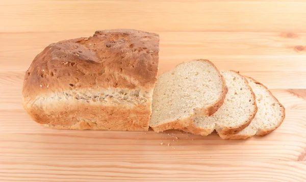 Pan crujiente de pan fresco y tres rebanadas — Foto de Stock