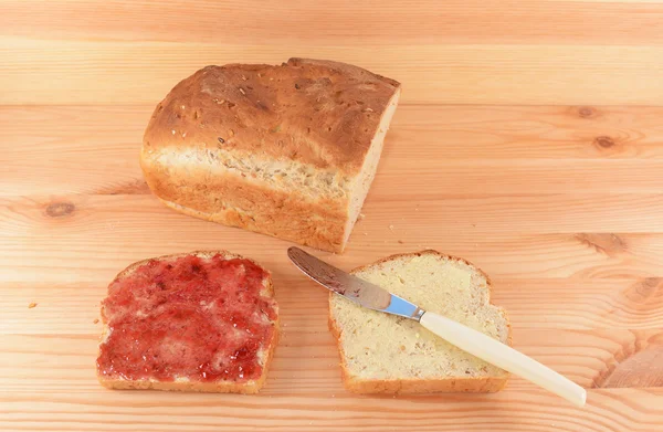 Čerstvý chléb a dva plátky — Stock fotografie