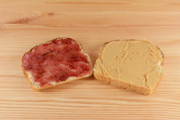Rebanadas de pan fresco con gelatina y mantequilla de maní — Foto de Stock