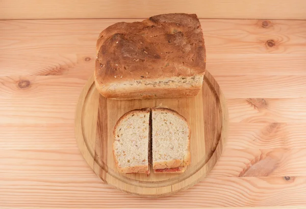 Свежий хлеб с двумя бутербродами PB & J — стоковое фото