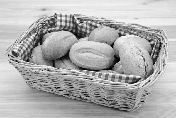 Koš plný čerstvého chleba, rohlíky — Stock fotografie