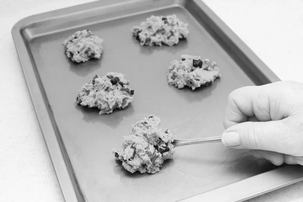 Spooning chocolate chip and pecan cookie dough — Stock Photo, Image