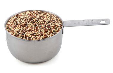 Bir bardak ölçü de karışık kırmızı, beyaz ve siyah quinoa