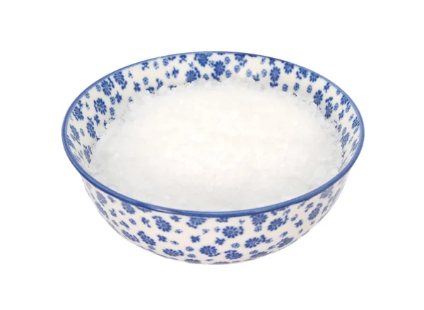 Грубая морская соль в чаше из голубого и белого фарфора — стоковое фото