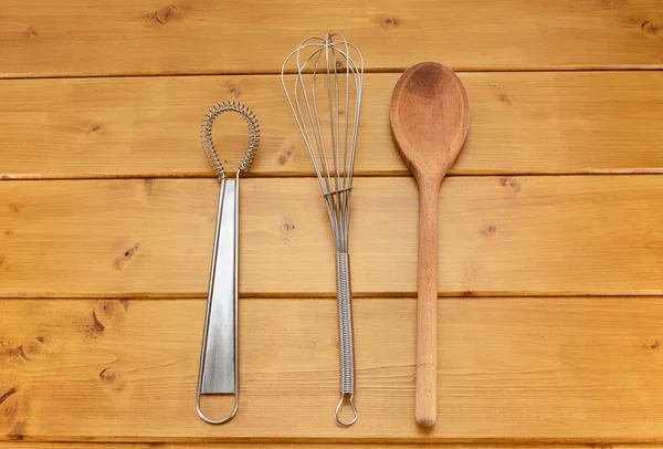 Fouets à sauce et ballon et cuillère en bois — Photo