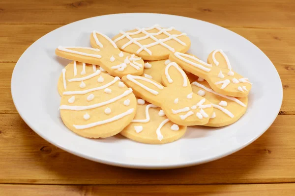 Paskalya kurabiyeleri - tabak yumurtaları ve bunnies — Stok fotoğraf