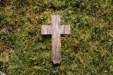 Paskalya ahşap çapraz çimenlerin üzerinde