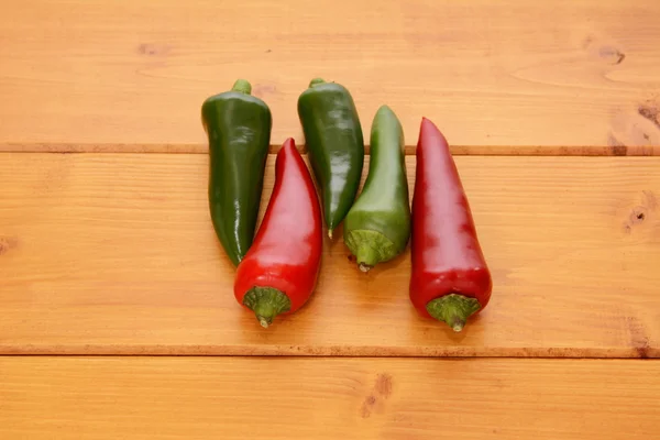 Cinco chiles rojos y verdes picantes — Foto de Stock