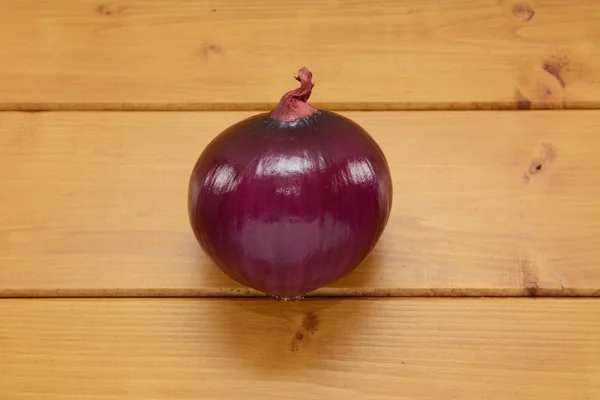 Parlak soyulmuş kırmızı soğan — Stok fotoğraf