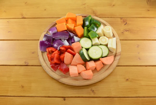 Selection of chopped vegetables on a wooden chopping board — Stock Photo, Image