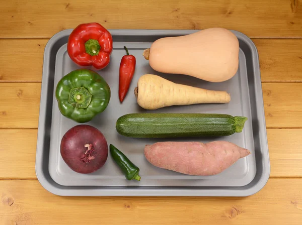 Sélection de légumes sur une plaque de cuisson prête à rôtir Image En Vente