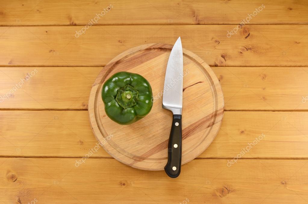 https://st2.depositphotos.com/1783145/7604/i/950/depositphotos_76040399-stock-photo-green-pepper-with-a-knife.jpg