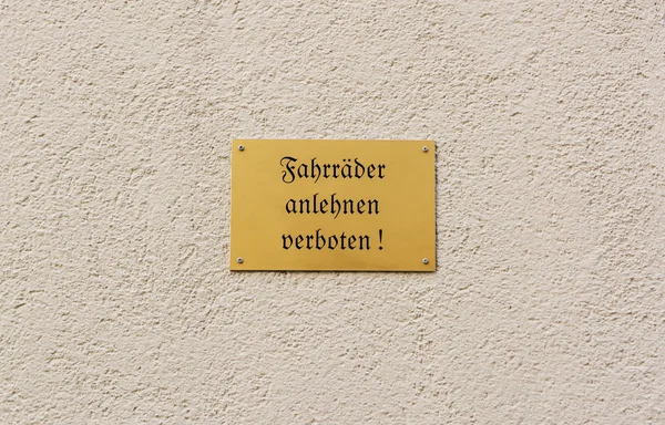 German sign forbids leaning of bikes against the wall — Stock Photo, Image
