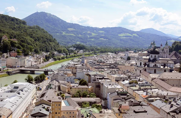 Salzburg stadsbilden - Salzach-floden och gamla stan — Stockfoto