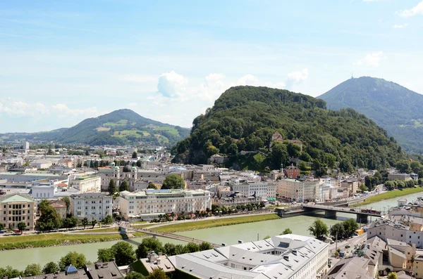 Protéká řeka Salzach centrem města Salzburg v Rakousku — Stock fotografie