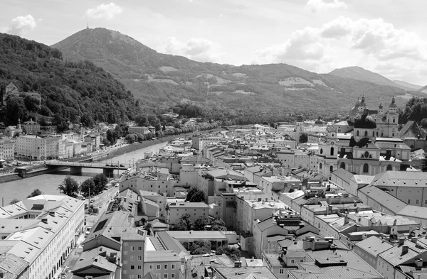 Panoráma města Salzburg - řeka Salzach a staré město — Stock fotografie