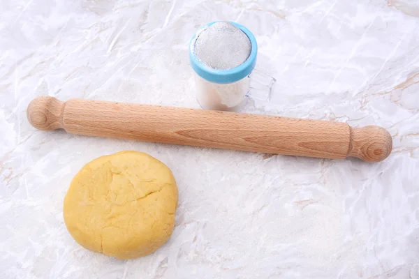 Shortcrust pastry with a rolling pin and flour drifter — Stock Photo, Image