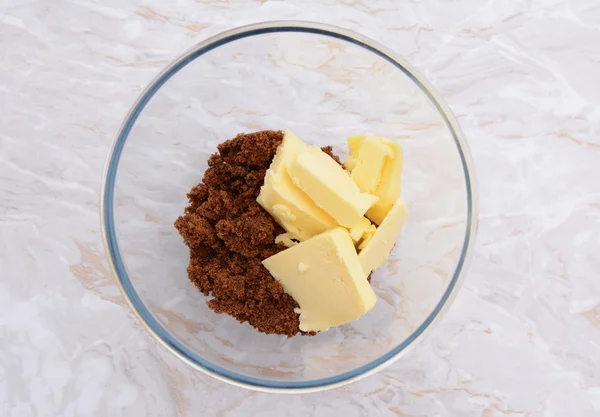 Pats di burro con zucchero tenero scuro in una ciotola — Foto Stock
