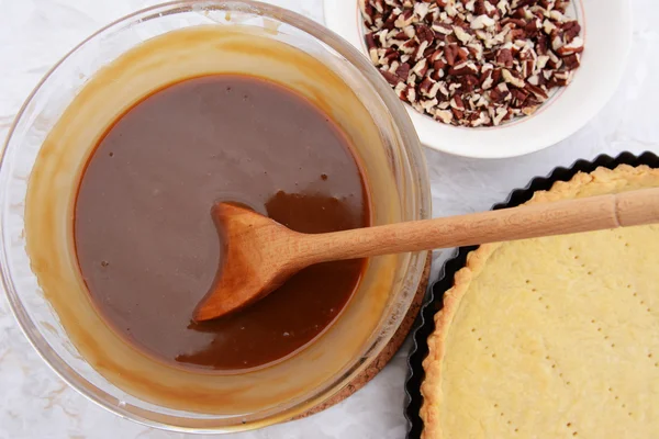 Maken van de Pastei van de pecannoot - roeren de vulling met een houten lepel — Stockfoto