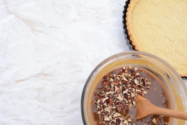 Bagning pecan pie - tærte påfyldning og wienerbrød skorpe - Stock-foto