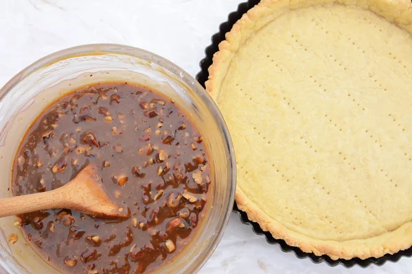 Making pecan pie - nutty pie filling and pie crust — Stock Photo, Image