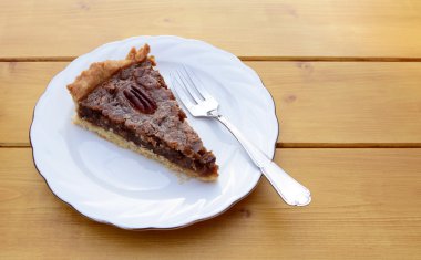 Cevizli turta bir çatal ile Çin tabakta dilim