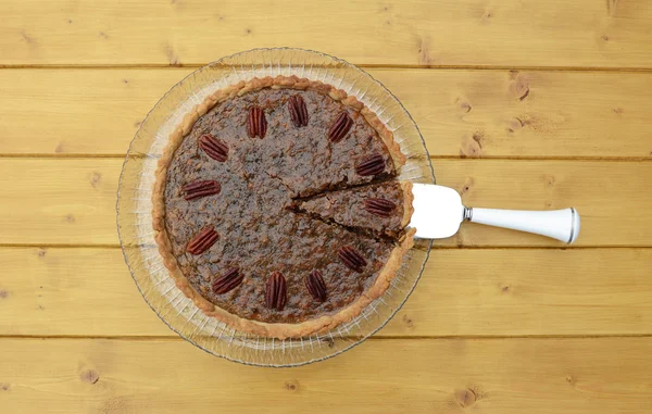 Pie server med skåret skive i en traditionel pecan pie - Stock-foto